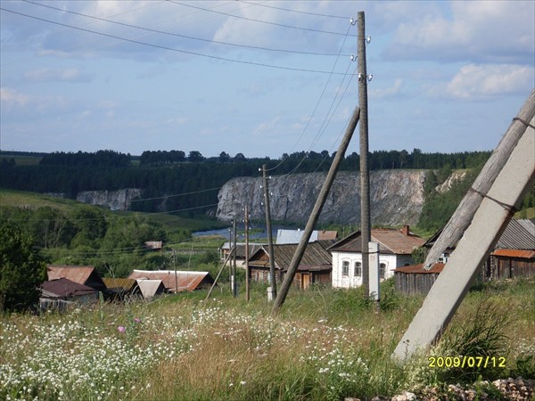 Вид на скалы из деревни Липино